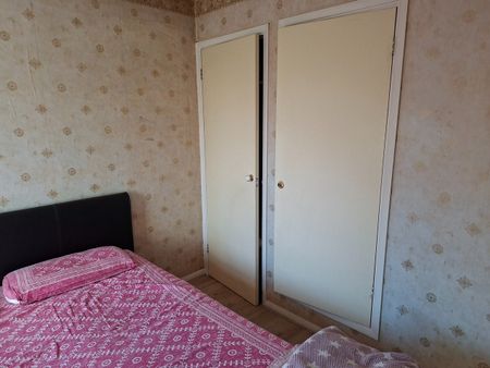 3 Bed Semi-Detached House, Alwins Court, BS30 - Photo 3