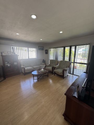 Looking for a home with great street appeal? - Photo 4