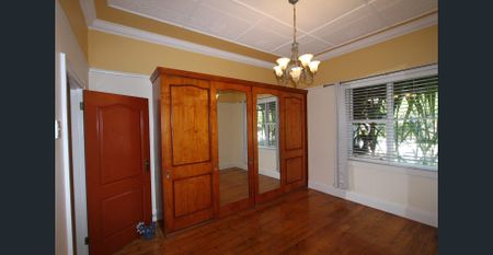 SPACIOUS 3 BEDROOM HOUSE WITH SUNROOM - Photo 4