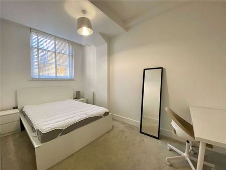 *** Welcome Hamper for Tenancies commencing in April *** A two bedroom apartment to rent in this delightful Georgian building in the centre of Reading with an allocated parking space. - Photo 2