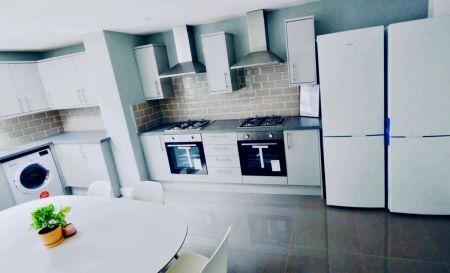 6 Beds 2 Baths - Photo 4