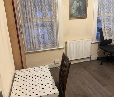Room in a Shared House, Priory Road, CR0 - Photo 5