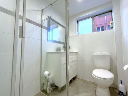 Beautifully renovated 2 bedroom apartment on First floor - Photo 5
