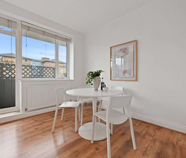 Smart newly refurbished 2 bedroom flat in this desirable 1930's block. - Photo 2