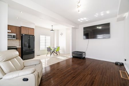 For Lease - 136 Westbank Trail, Hamilton, Ontario - Photo 2