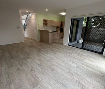 Central Location - 4 bedroom 2.5 bathroom townhouse - Photo 1