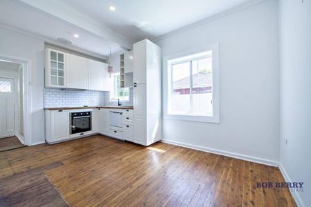 Three-Bedroom Cottage in Central Location - Photo 2