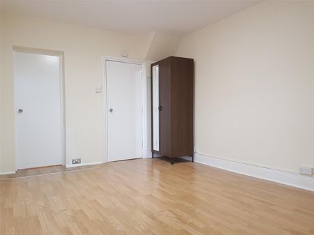 Chertsey Bridge Road, Chertsey - Photo 2