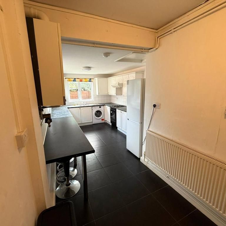3 bedroom semi-detached house to rent - Photo 1