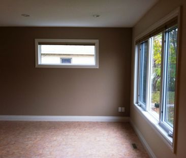 Hidden Gem - Modern Triplex ~2 Bedrooms 2.5 Bathrooms! - Photo 1