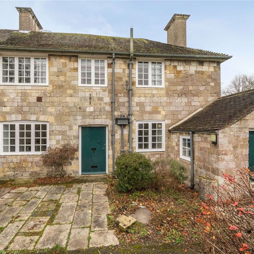 An attractive three bedroom period house in an exclusive setting in the heart of historic Winchester - Photo 1