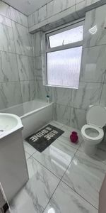 Room in a Shared House, Eastern Avenue, IG2 - Photo 3