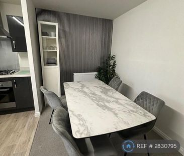 1 bedroom in a flat share to rent - Photo 1