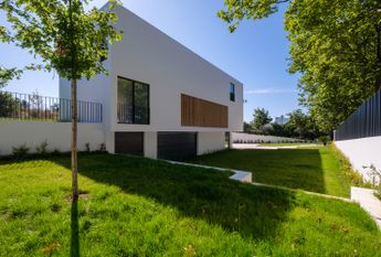 Moradia T6 de arquitetura moderna inserida no Golfe de Oeiras