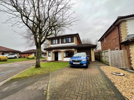 4 bedroom Detached House to let - Photo 2