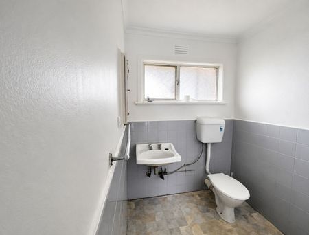 Spacious Two-Bedroom Home in a Convenient St Albans Location - Photo 3