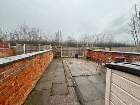 Spacious Four Bedroom Terrace - Photo 2