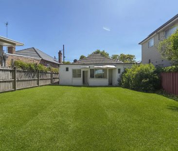 Light-Filled One-Bedroom Flat in a Convenient, Quiet Location - Photo 3