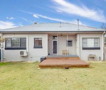 NEAT AND TIDY 3 BEDROOM HOME WITH HOME OFFICE - Photo 6