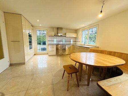 SPACIOUS ROOMS WITH BEAUTIFUL LAKE VIEWS - Photo 3