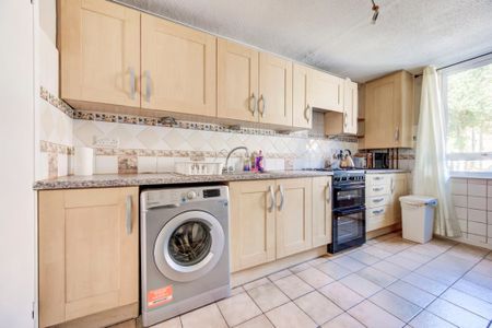 89 Langdale Close, London, UK, London - Photo 4