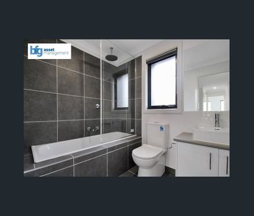 Modern & Low-Maintenance 3-Bedroom Townhouse in the Heart of Tarneit! - Photo 5