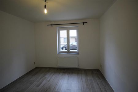 Een appartement op de benedenverdieping met 2 slaapkamers, ruim terras en carport. - Photo 3