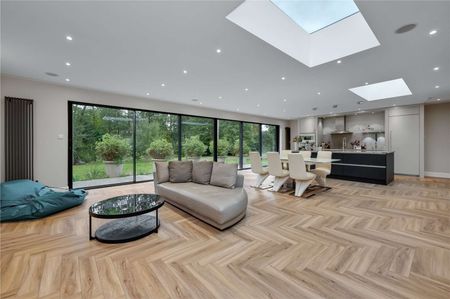 A recently refurbished four bedroom house on the prestigious Wentworth Estate. - Photo 2