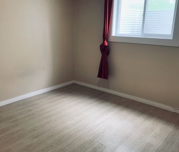 2 bdrms up 2 bdrms down well maintained Main Floor home in Winston ... - Photo 2