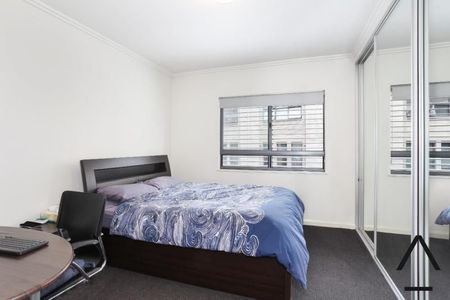 Modern Two Bedroom Apartment in the Heart of Ultimo - Photo 3