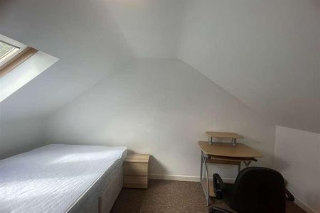 Bedroom Semi Detached House In Ensbury, BH10 - Photo 3