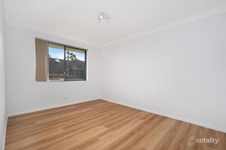 Stunning Renovated Two Bedroom Apartment With Modern Kitchen & Floorboarding - Photo 2