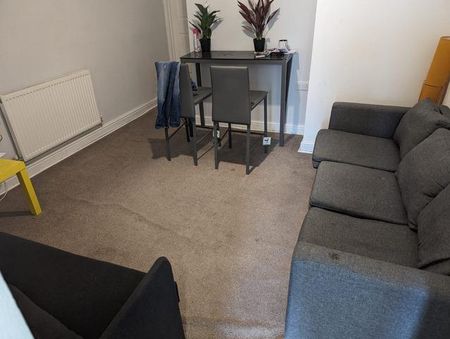 1 bedroom in a house share to rent - Photo 3