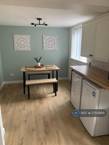 4 bedroom semi-detached house to rent - Photo 4