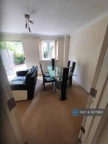 4 bedroom semi-detached house to rent - Photo 2
