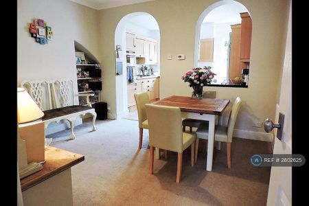 2 bedroom terraced house to rent - Photo 2