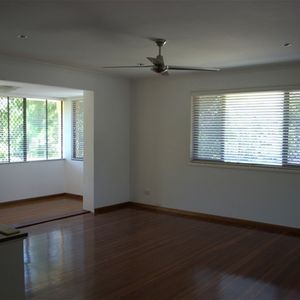 Large 3 Bed Room Family Home with Great Location - Photo 2