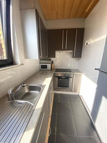 Dit charmante penthouse met één slaapkamer onderscheidt zich door zijn uitzonderlijke terrassen rondom het appartement. Dankzij de ruime buitenruimtes geniet u op elk moment van de dag van de zon en het buitenleven. Een unieke woonbeleving voor wie op zoe - Photo 4