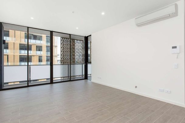 Nearly Brand New 2 Bedroom Apartment with water view - To be the first Inspection! - Photo 1