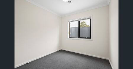 Comfortable & Light Filled Home in Coldstream - Photo 2