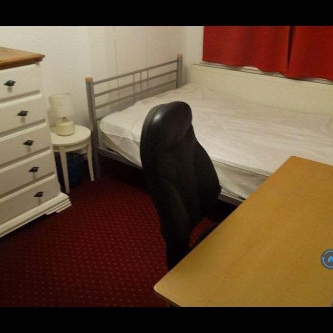 1 bedroom in a house share to rent - Photo 1