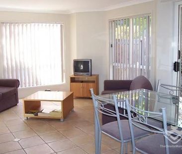 Townhouse For Rent in Sunnybank - Prime Location · Modern Comfort - Photo 2