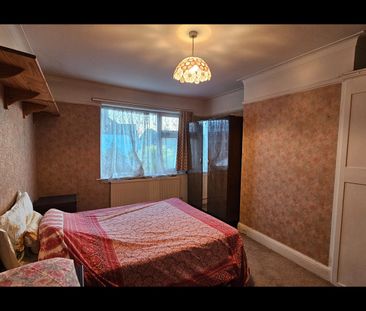 3 Bed Semi-Detached House, Sandringham Gardens, N12 - Photo 1