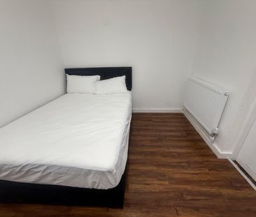 1 bedroom in a house share to rent - Photo 2