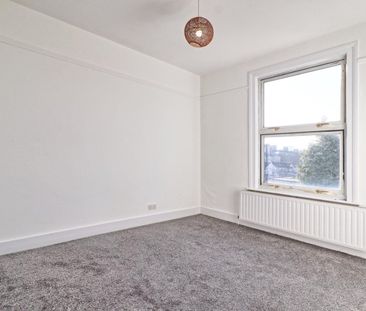 5 Bed Terraced House, Glencoe Avenue, IG2 - Photo 3