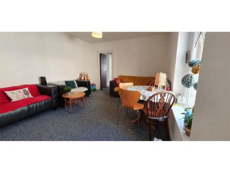 3 bedroom flat to rent - Photo 2