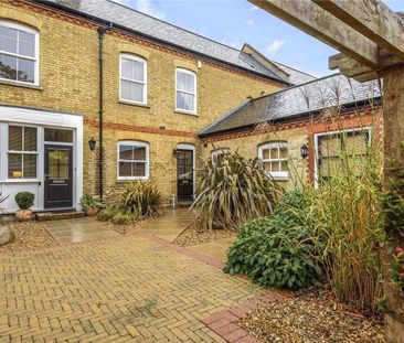 A charming three bedroom home in the heart of Sunningdale. - Photo 2