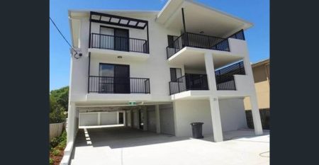 Light-Filled Apartment with Spacious Living - Photo 2