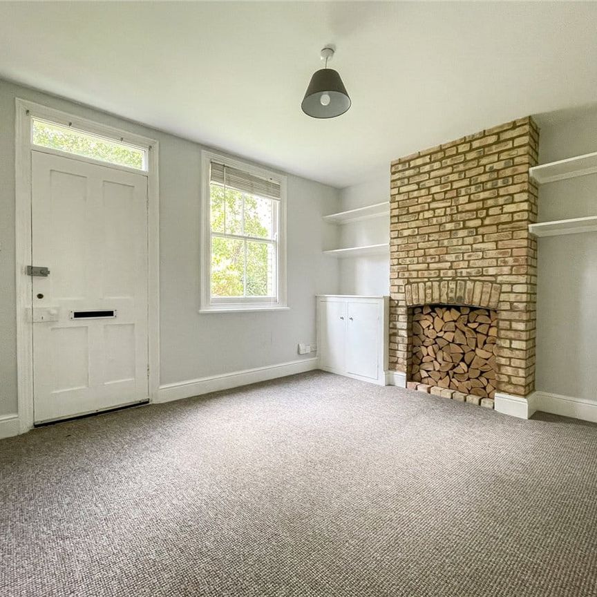 Well presented 2 bedroom mid terraced house situated in the popular Village of Histon. GCH. Off Street Parking. Walking Distance to High Street. Unfurnished. - Photo 1