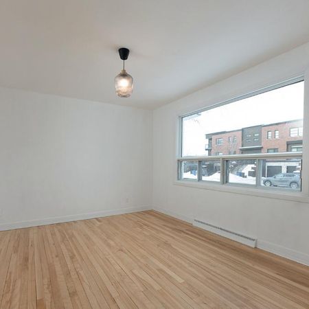 Spacious & Renovated 3-Bedroom Apartment + basement for storage in Prime Greenfield Park (Longueuil) are Available Now! - Photo 4